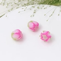 Makroaufnahme von rosa Harz-Blütenknospen für handgefertigten DIY-Haarschmuck - Fuchsia