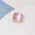 Macro-opname van vierkante roze edelsteen hanger met gouden zetting voor DIY-sieraden - Lichtroze