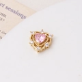 Macro-opname van gouden hartbedeltje met roze zirkoon en witte accentstenen - 13*14mm / Goud-Roze (04#13*14mm)