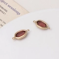 Macro-detail van zeshoekige paarse kristallen hangers met gouden montuur voor DIY-sieraden - Lotusroze