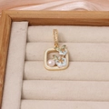 Detail eines quadratischen Goldanhängers mit Emailleblumen und violetter Perle - Quadratischer Vintage Blau-Weiß-Blumenstil (10#)