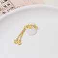 Dettaglio macro del ciondolo a borsa in giada e sabbia dorata con nappa e carattere cinese Fu - Stile Fudai con Nappina Bianco (05#)