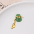 Dettaglio del ciondolo a sacchetto in giada verde con carattere Fu dorato - Stile Fudai con Nappina Verde (06#)