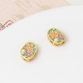 Detalle macro de cuentas de esmalte con incrustaciones de perlas para crear joyería - Estilo Flores Moradas Fondo Verde (01#8*10mm)