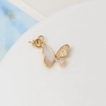 Detailansicht eines 18K vergoldeten Schmetterlingsanhängers mit Perlmutt und Zirkonia - Halb Pavé Schmetterling Stil (08#)