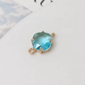 Détail macro d'un connecteur en pierre bleue claire et serti doré pour bijoux fait main - Bleu Clair