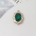 Makroaufnahme von ovalem grünem Edelstein-Anhänger mit Vergoldung und Zirkonia-Inlay - Retro-Grün