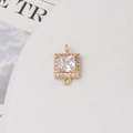 Macro-opname van een vierkante gouden hanger met zirkonia voor het maken van DIY-sieraden - 10mm / Wit