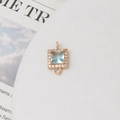 Detail van vierkante gouden hanger met lichtblauw kristal en micro-pavé zirkoon voor DIY-werk - 10mm / Aqua
