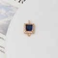 Detail eines vergoldeten Verbinders mit tiefblauem Zirkonia und doppelten Ösen - 10mm / Dunkelblau