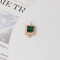 Makro-Detail von quadratischem Smaragd-Zirkonia-Verbinder mit Goldbasis für DIY-Schmuck - 10mm / Grün