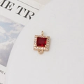 Detail eines roten quadratischen Zirkon-Anhängers mit Vergoldung und Doppelverbindung - 10mm / Rot