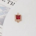 Detailansicht eines quadratischen roten Zirkon-Anschlusses für DIY-Schmuckprojekte - 10mm / Fuchsia