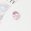 Dettaglio macro del ciondolo in zircone rosa ovale con castone argento e halo di cristalli - 13X15mm / Stile Micro-Pavé Ovale Rosa (03 Rosa, 13x15mm)