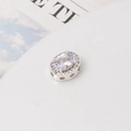 Detalle del dije ovalado plateado con micro-pave de circonitas y agujeros laterales - Blanco (Tono Plateado)