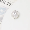 Dettaglio macro di perla argentata con micro-pave di zirconi e centro in gemma ovale - Stile Chiusura a Scorrimento Petalo Bianco (Bianco 16x14mm)