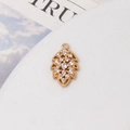Dettaglio del ciondolo a foglia placcato oro con micro-pavé di cristalli di zircone bianco - 05# Stile Foglia di Acero (11x18mm)