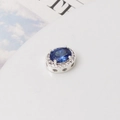 Detalle de cuenta ovalada de plata con gema azul y engaste de circonitas blancas - Azul Claro (Tono Plateado)