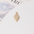 Dettaglio macro di un ciondolo a rombo placcato oro con micro zirconi bianchi incastonati - 06# Stile Rombo (9x18mm)