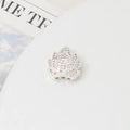 Vista macro di ciondolo a loto argentato con zirconi micro-pavé e triplo foro passante - Stile a Forma di Loto Argento (N. 13 Bianco - 15*15mm)