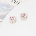 Makro-Detail von silbernen Kleeblatt-Anhängern mit rosa Herzsteinen und Zirkon-Besatz - Kleeblatt-Zwischenperle / 12mm / Silber-Rosa