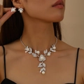 Brautschmuck-Set mit Blumen, Perlen und Strasssteinen, Halskette und Ohrringe - Silberweißer Perlenstil (G480)