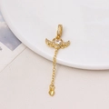 Dettaglio del ciondolo a cuore alato placcato oro con micro-pavé di zirconi cubici - Stile Ali di Cuore (06#17*55mm)