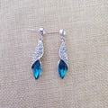 Détail de boucles d'oreilles pendantes en argent avec cristaux bleus marquise - Bleu Paon Argent