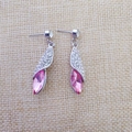 Détail macro des boucles d'oreilles argentées avec pierres marquises roses et zircons - Argent et Rose Rouge