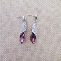 Détail de boucles d'oreilles argentées avec cristal marquise violet et diamants - Violet Raisin Argent