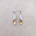 Vue détaillée des boucles d'oreilles argentées avec cristaux marquise ambre étincelants - Argent & Jaune