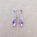 Détails des boucles d'oreilles argentées avec cristaux en goutte violets et petits strass - Argent Violet Clair