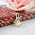 Détail du collier à cristal goutte avec pierre champagne et chaîne en métal argenté - Argent Golden Shadow
