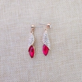 Détail de boucles d'oreilles dorées avec micro-cristaux et pierre marquise rouge - Marron Or