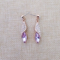 Gros plan de boucles d'oreilles or rose avec cristal rose marquise et pavé de strass - Or Violet Clair