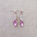 Vue détaillée des boucles d'oreilles pendantes en cristal or rose et diamants blancs - Or Rose Rouge
