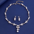 Elegante goudkleurige bruidssieradenset met bloemen, parels en strass op donkere achtergrond - Gouden Basis Parel Stijl (02)