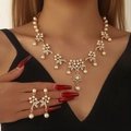 Elegante gouden sieradenset met parels en strass op model nek en hand getoond - Gouden Bloem Parel Uitgebreide Stijl (03)
