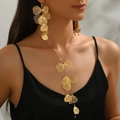 Elegante gouden bruidssieradenset met gelaagde bloemblad oorbellen en bijpassende ketting - Meerlaagse Blad Ketting En Oorbellen Set / Goud