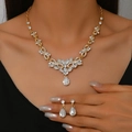 Gouden bruidssieradenset met ronde zirkonia ketting en bijpassende druppeloorbellen - Luxe Zirkonia Bloem Sieradenset / Goud