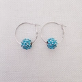 Elegante silberne Creolen mit blauen Strass-Kristallkugeln in polierter Optik - Ohrringe / Aquamarin
