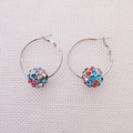 Silberne Creolen mit bunten Kristall-Pavé-Kugeln, eleganter funkelnder Schmuck für Damen - Ohrringe / bunt