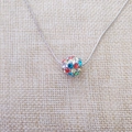 Dettaglio di una collana a catena serpente d'argento con ciondolo a sfera in cristalli - Collana / Colorato