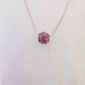 Dettaglio ravvicinato della catena a serpente argento con ciondolo a sfera rosa - Collana / Rosa Rossa