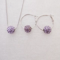 Dettaglio della collana a catena serpente d'argento e orecchini con sfere viola - Set di gioielli / Viola Chiaro