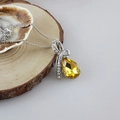 Silberne Halskette mit gelbem Kristallanhänger in Tropfenform und Pavé-Verzierung - Silber Gelb