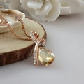 Elegante Halskette mit champagnerfarbenem Tropfenkristall und roségoldener Legierung - Gold Golden Shadow