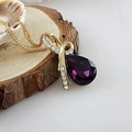 Elegante goldene Halskette mit lila Tropfenkristall und Diamanten im Schleifen-Design - Gold Tiefviolett