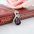 Collier élégant avec pendentif en cristal violet en goutte d'eau sur un livre rouge - Argent Violet Foncé