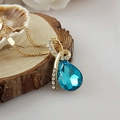 Élégant collier doré avec pendentif en cristal goutte bleu et petits détails - Or Bleu Mer